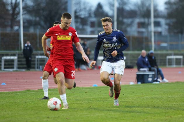Soccer I Men I Season 2025 26 I Regionalliga I 21 Matchday I 1 FC Phönix Lübeck HSC Hannover I 29 11 2025 Denis Vukancic 27, HSC Hannover clears against Joshua Krüger 5, 1 FC Phönix Lübeck Lübeck Buniamshof Schleswig Holstein Germany Copyright: xLobeca AndreasxKnothex