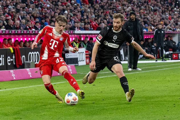 Fight for the ball duel between Lennart Karl FC Bayern Muenchen, 42 and Lars Ritzka FC St Pauli, 21 GER, FC Bayern Muenchen vs FC St Pauli, Football, Bundesliga, Matchday 12, Season 2025 2026, 29 11 2025 DFL DFB REGULATIONS PROHIBIT ANY USE OF PHOTOGRAPHS as IMAGE SEQUENCES and or QUASI VIDEO GER, FC Bayern Muenchen vs FC St Pauli, Football, Bundesliga, Matchday 12, Season 2025 2026, 29 11 2025 Muenchen Copyright: xEibner-Pressefoto HeikexFeinerx EP_HFR