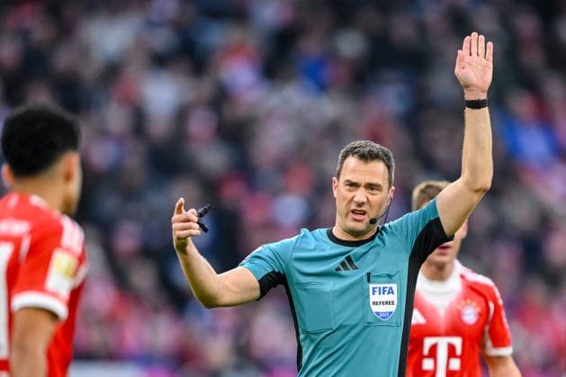 Referee Felix Zwayer gestures, gestures during the Bundesliga match between FC Bayern München and FC St Pauli, Allianz Arena on November 29, 2025 in Munich, Germany Photo by Harry Langer DeFodi Images Referee Felix Zwayer gestures during the Bundesliga match between FC Bayern München and FC St Pauli at Allianz Arena on November 29, 2025 in München, Germany Photo by Harry Langer DeFodi Images DFL regulations prohibit any use of photographs as image sequences and or quasi video Photo by Harry Langer DeFodi Images DFL regulations prohibit any use of photographs as image sequences and or quasi video