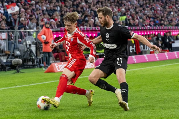 Fight for the ball duel between Lennart Karl FC Bayern Muenchen, 42 and Lars Ritzka FC St Pauli, 21 GER, FC Bayern Muenchen vs FC St Pauli, Football, Bundesliga, Matchday 12, Season 2025 2026, 29 11 2025 DFL DFB REGULATIONS PROHIBIT ANY USE OF PHOTOGRAPHS as IMAGE SEQUENCES and or QUASI VIDEO GER, FC Bayern Muenchen vs FC St Pauli, Football, Bundesliga, Matchday 12, Season 2025 2026, 29 11 2025 Muenchen Copyright: xEibner-Pressefoto HeikexFeinerx EP_HFR