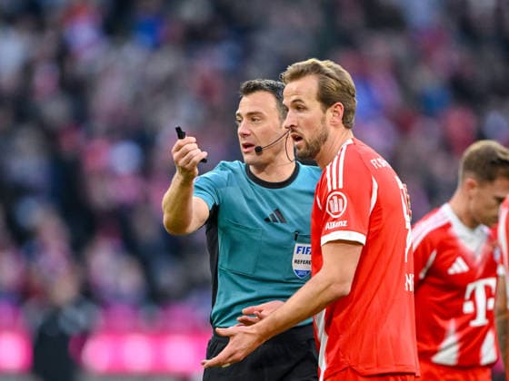 Referee Felix Zwayer and Harry Kane Bayern Munich gestures, gestures during the Bundesliga match between FC Bayern Munich and FC St Pauli, Allianz Arena on November 29, 2025 in Munich, Germany Photo by Harry Langer DeFodi Images Referee Felix Zwayer and Harry Kane Bayern Munich gestures during the Bundesliga match between FC Bayern Munich and FC St Pauli at Allianz Arena on November 29, 2025 in München, Germany Photo by Harry Langer DeFodi Images DFL regulations prohibit any use of photographs as image sequences and or quasi video Photo by Harry Langer DeFodi Images DFL regulations prohibit any use of photographs as image sequences and or quasi video