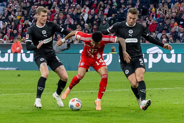 Luis Diaz FC Bayern Muenchen, 14 fighting for the ball with Eric Smith FC St Pauli, 8 and Hauke Wahl FC St Pauli, 5 GER, FC Bayern Muenchen vs FC St Pauli, Football, Bundesliga, Matchday 12, Season 2025 2026, 29 11 2025 DFL DFB REGULATIONS PROHIBIT ANY USE OF PHOTOGRAPHS as IMAGE SEQUENCES and or QUASI VIDEO GER, FC Bayern Muenchen vs FC St Pauli, Football, Bundesliga, Matchday 12, Season 2025 2026, 29 11 2025 Muenchen Copyright: xEibner-Pressefoto HeikexFeinerx EP_HFR