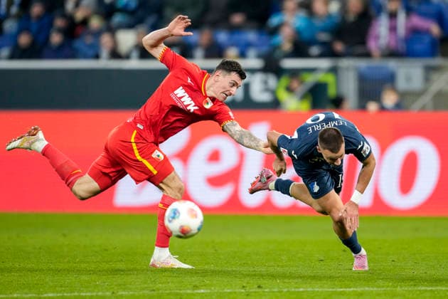 v li Cedric Zesiger FCA, 16 , Tim Lemperle Hoffenheim, 19 , duel, duel, tackle, tackling, dynamics, action, action, 29 11 2025, Sinsheim Germany , Football, Bundesliga, TSG 1899 Hoffenheim FC Augsburg, DFB DFL REGULATIONS PROHIBIT ANY USE OF PHOTOGRAPHS AS IMAGE SEQUENCES AND OR QUASI VIDEO xozx