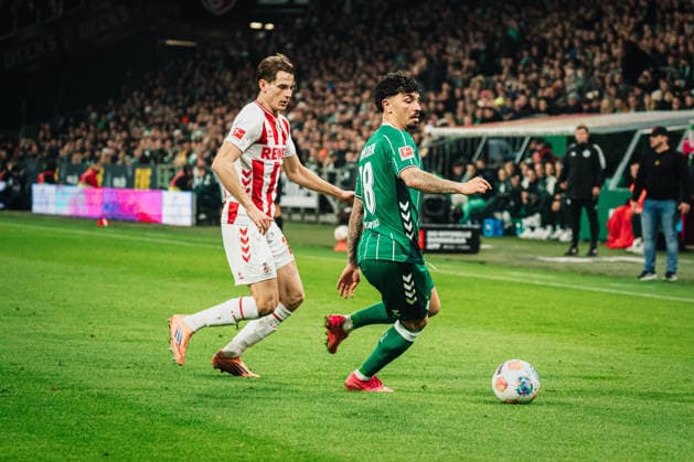 1 Bundesliga SV Werder Bremen vs 1 FC Köln, 29 11 2025 Cameron Puertas Werder Bremen, 18 vs Jakub Kami ski 1 FC Köln, 16 Football, 1 Bundesliga, Matchday 12 SV Werder Bremen vs 1 FC Köln on 29 11 2025 at Weserstadion, Bremen DFL REGULATIONS PROHIBIT ANY USE OF PHOTOGRAPHS AS IMAGE SEQUENCES AND OR QUASI VIDEO Copyright: xBEAUTIFULxSPORTS Tonhäuserx