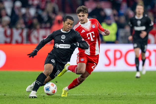 Fight for the ball duel between Joel Chima Fujita FC St Pauli, 16 and Tom Bischof FC Bayern Muenchen, 20 GER, FC Bayern Muenchen vs FC St Pauli, Football, Bundesliga, Matchday 12, Season 2025 2026, 29 11 2025 DFL DFB REGULATIONS PROHIBIT ANY USE OF PHOTOGRAPHS as IMAGE SEQUENCES and or QUASI VIDEO GER, FC Bayern Muenchen vs FC St Pauli, Football, Bundesliga, Matchday 12, Season 2025 2026, 29 11 2025 Muenchen Copyright: xEibner-Pressefoto HeikexFeinerx EP_HFR