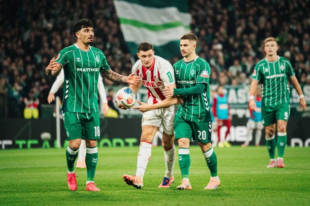 1 Bundesliga SV Werder Bremen vs 1 FC Köln, 29 11 2025 Eric Martel 1 FC Köln grabs the ball ahead of Romano Schmid Werder Bremen, 20 Soccer, 1 Bundesliga, Matchday 12 SV Werder Bremen vs 1 FC Köln on 29 11 2025 at Weserstadion, Bremen DFL REGULATIONS PROHIBIT ANY USE OF PHOTOGRAPHS AS IMAGE SEQUENCES AND OR QUASI VIDEO Copyright: xBEAUTIFULxSPORTS Tonhäuserx