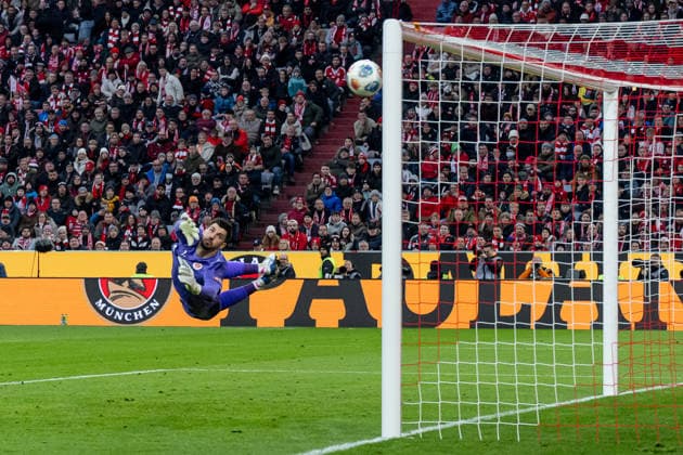 Nikola Vasilj Goalkeeper, FC St Pauli, 22 here in luck, Tom Bischofs shot FC Bayern Muenchen, 20 not in picture hits the post GER, FC Bayern Muenchen vs FC St Pauli, Football, Bundesliga, Matchday 12, Season 2025 2026, 29 11 2025 DFL DFB REGULATIONS PROHIBIT ANY USE OF PHOTOGRAPHS as IMAGE SEQUENCES and or QUASI VIDEO GER, FC Bayern Muenchen vs FC St Pauli, Football, Bundesliga, Matchday 12, Season 2025 2026, 29 11 2025 Muenchen Copyright: xEibner-Pressefoto HeikexFeinerx EP_HFR