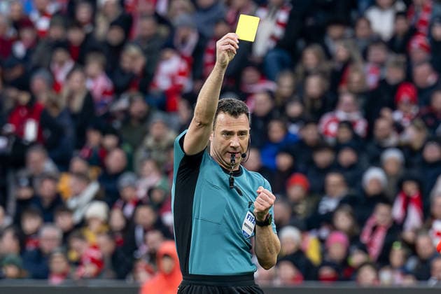 Felix Zwayer referee shows Karol Mets FC St Pauli, 3 not in picture the yellow card GER, FC Bayern Muenchen vs FC St Pauli, Football, Bundesliga, Matchday 12, Season 2025 2026, 29 11 2025 DFL DFB REGULATIONS PROHIBIT ANY USE OF PHOTOGRAPHS as IMAGE SEQUENCES and or QUASI VIDEO GER, FC Bayern Muenchen vs FC St Pauli, Football, Bundesliga, Matchday 12, Season 2025 2026, 29 11 2025 Muenchen Copyright: xEibner-Pressefoto HeikexFeinerx EP_HFR