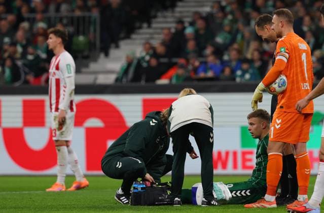 GER, 1 FBL SV Werder Bremen vs 1 FC Koeln 29 11 2025, wohninvest Weserstadion, Bremen, GER, 1 FBL SV Werder Bremen vs 1 FC Koeln in picture picture shows Injured Injury Pain Keke Topp SV Werder Bremen 09 needs medical attention nordphotoxGmbHx xTauchnitz nph00059