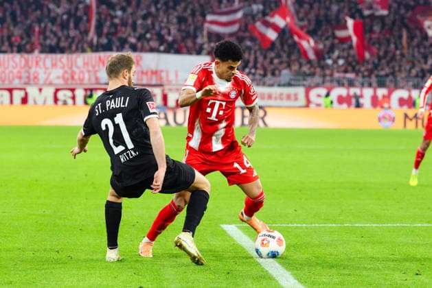Luis Diaz 14, FC Bayern München and Lars Ritzka 21, FC St Pauli at the match between FC Bayern München v FC St Pauli, Football, Men, Bundesliga, 2025 2026, Matchday 12 on 29 11 2025 in Munich, Allianz Arena DFL and DFB regulations prohibit any use of photographs as image sequences and or quasi video Bayern Germany
