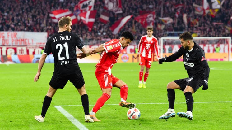 Luis Diaz 14, FC Bayern Munich and Danel Sinani 10, FC St Pauli at the match between FC Bayern Munich v FC St Pauli, Football, Men, Bundesliga, 2025 2026, Matchday 12 on 29 11 2025 in Munich, Allianz Arena DFL and DFB regulations prohibit any use of photographs as image sequences and or quasi video Bayern Germany