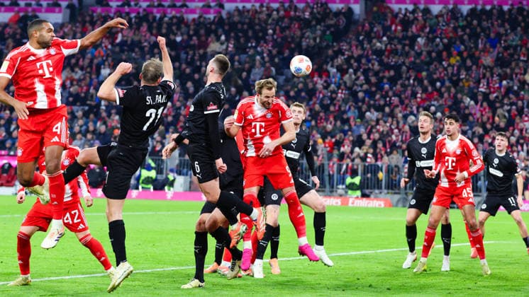 Harry Kane 9, FC Bayern Munich in header duel, corner kick at the match between FC Bayern Munich v FC St Pauli, Football, Men, Bundesliga, 2025 2026, Matchday 12 on 29 11 2025 in Munich, Allianz Arena DFL and DFB regulations prohibit any use of photographs as image sequences and or quasi video Bayern Germany