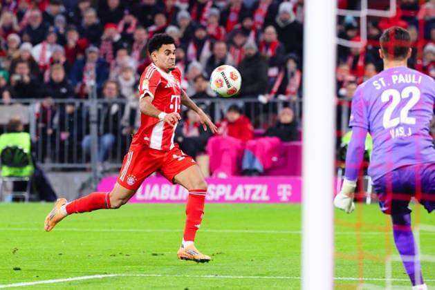 Luis Diaz 14, FC Bayern Munich in the foreground, Nikola Vasilj 22, FC St Pauli at the match between FC Bayern Munich v FC St Pauli, Football, Men, Bundesliga, 2025 2026, Matchday 12 on 29 11 2025 in Munich, Allianz Arena DFL and DFB regulations prohibit any use of photographs as image sequences and or quasi video Bayern Germany