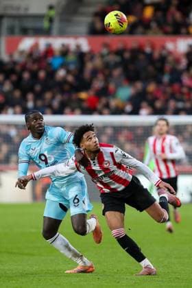 Kevin Schade of Brentford is challenged by Axel Tuanzebe of Burnley for the ball Brentford v Burnley, Football, Premier League, The Gtech Community Stadium, London, UK, 29 11 25 EDITORIAL USE ONLY No use with unauthorised audio, video, data, fixture lists (outside the EU), club league logos or live services. Online in-match use limited to 45 images (+15 in extra time). No use to emulate moving images. No use in betting, games or Copyright: xAnthonyxHanc Shutterstockx 15979829m