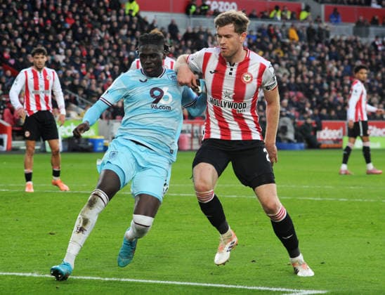 Football - 2025 2026 Premier League - Brentford vs Burnley - Gtech Community Stadium - Saturday 29th November 2025 Nathan Collins of Brentford and Loum Tchaouna of Burnley COLORSPORT Andrew Cowie 