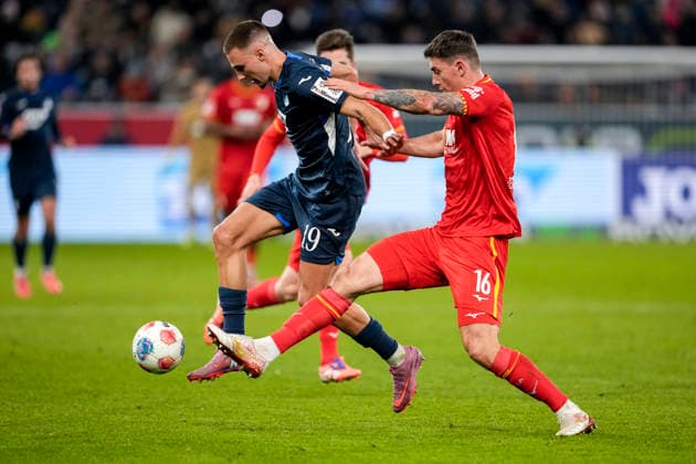 v li Tim Lemperle Hoffenheim, 19 , Cedric Zesiger FCA, 16 , duel, duel, tackle, tackling, dynamics, action, action, 29 11 2025, Sinsheim Germany , Football, Bundesliga, TSG 1899 Hoffenheim FC Augsburg, DFB DFL REGULATIONS PROHIBIT ANY USE OF PHOTOGRAPHS AS IMAGE SEQUENCES AND OR QUASI VIDEO xozx