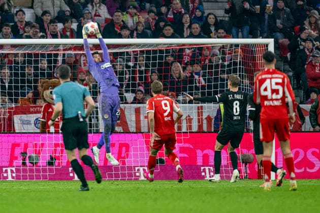Nikola Vasilj Goalkeeper, FC St Pauli, 22 secures a ball from the onrushing Harry Kane FC Bayern Muenchen, 9 GER, FC Bayern Muenchen vs FC St Pauli, Football, Bundesliga, Matchday 12, Season 2025 2026, 29 11 2025 DFL DFB REGULATIONS PROHIBIT ANY USE OF PHOTOGRAPHS as IMAGE SEQUENCES and or QUASI VIDEO GER, FC Bayern Muenchen vs FC St Pauli, Football, Bundesliga, Matchday 12, Season 2025 2026, 29 11 2025 Muenchen Copyright: xEibner-Pressefoto HeikexFeinerx EP_HFR