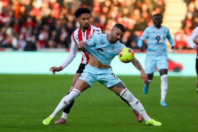 Kyle Walker of Burnley is challenged by Kevin Schade of Brentford Brentford v Burnley, Football, Premier League, The Gtech Community Stadium, London, UK, 29 11 25 EDITORIAL USE ONLY No use with unauthorised audio, video, data, fixture lists (outside the EU), club league logos or live services. Online in-match use limited to 45 images (+15 in extra time). No use to emulate moving images. No use in betting, games or Copyright: xAnthonyxHanc Shutterstockx 15979829f