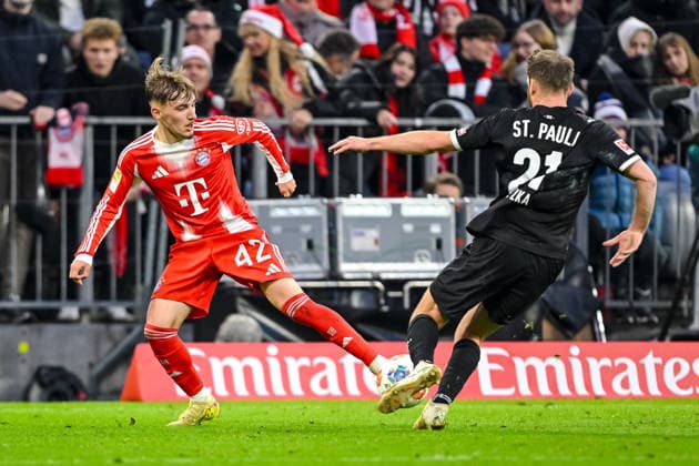 Lennart Karl Bayern München und Lars Ritzka FC St Pauli im Zweikampf waehrend des spiels der Bundesliga zwischen FC Bayern München und FC St Pauli, Allianz Arena am 29 November 2025 in München, Germany Photo by Harry Langer DeFodi Images Lennart Karl Bayern München und Lars Ritzka FC St Pauli battle for the ball during the Bundesliga match between FC Bayern München and FC St Pauli at Allianz Arena on November 29, 2025 in München, Germany Photo by Harry Langer DeFodi Images DFL regulations prohibit any use of photographs as image sequences and or quasi video Photo by Harry Langer DeFodi Images DFL regulations prohibit any use of photographs as image sequences and or quasi video