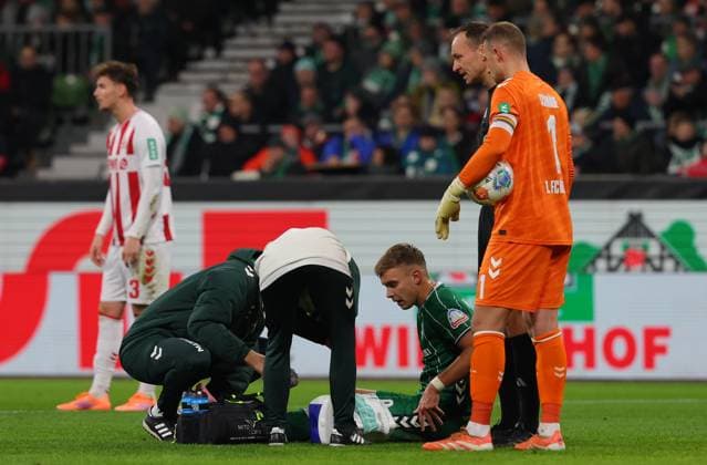 GER, 1 FBL SV Werder Bremen vs 1 FC Koeln 29 11 2025, wohninvest Weserstadion, Bremen, GER, 1 FBL SV Werder Bremen vs 1 FC Koeln in picture picture shows Injured Injury Pain Keke Topp SV Werder Bremen 09 needs medical attention nordphotoxGmbHx xTauchnitz nph00059