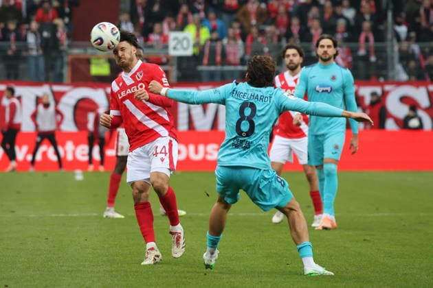 44 Simon Straudi Energie Cottbus heading the ball Football 3 Liga 2025 2026 FC Energie Cottbus FC Viktoria Köln