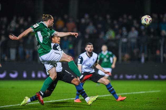 -1. FC 1905 Schweinfurt vs. SV Waldhof Mannheim, Sachs-Stadion Football, 3. Liga -1. FC 1905 Schweinfurt vs. SV Waldhof Mannheim 29 Nov 2025 Sachs-Stadion , Schweinfurt, Germany Image: Manuel Wintzheimer (Schweinfurt) with a big scoring chance that he shot over the crossbar. DFL REGULATIONS PROHIBIT ANY USE OF PHOTOGRAPHS AS IMAGE SEQUENCES AND OR QUASI-VIDEO Schweinfurt Sachs-Stadion Bayern Germany Copyright: xPresseFotoxEvansx