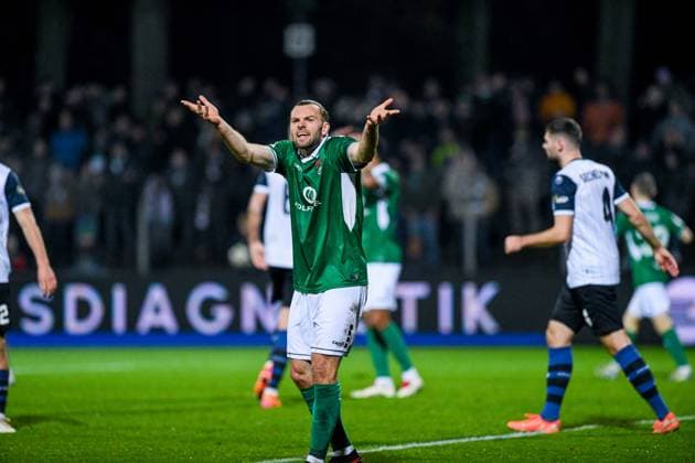 -1. FC 1905 Schweinfurt vs. SV Waldhof Mannheim, Sachs-Stadion Football, 3. Liga -1. FC 1905 Schweinfurt vs. SV Waldhof Mannheim 29 Nov 2025 Sachs-Stadion , Schweinfurt, Germany Image: Manuel Wintzheimer (Schweinfurt) complains for a corner kick to the line official. DFL REGULATIONS PROHIBIT ANY USE OF PHOTOGRAPHS AS IMAGE SEQUENCES AND OR QUASI-VIDEO Schweinfurt Sachs-Stadion Bayern Germany Copyright: xPresseFotoxEvansx