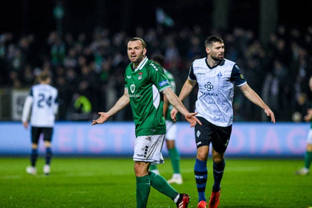 -1. FC 1905 Schweinfurt vs. SV Waldhof Mannheim, Sachs-Stadion Football, 3. Liga -1. FC 1905 Schweinfurt vs. SV Waldhof Mannheim 29 Nov 2025 Sachs-Stadion , Schweinfurt, Germany Image: Manuel Wintzheimer (Schweinfurt) complains for a corner kick to the line official. DFL REGULATIONS PROHIBIT ANY USE OF PHOTOGRAPHS AS IMAGE SEQUENCES AND OR QUASI-VIDEO Schweinfurt Sachs-Stadion Bayern Germany Copyright: xPresseFotoxEvansx