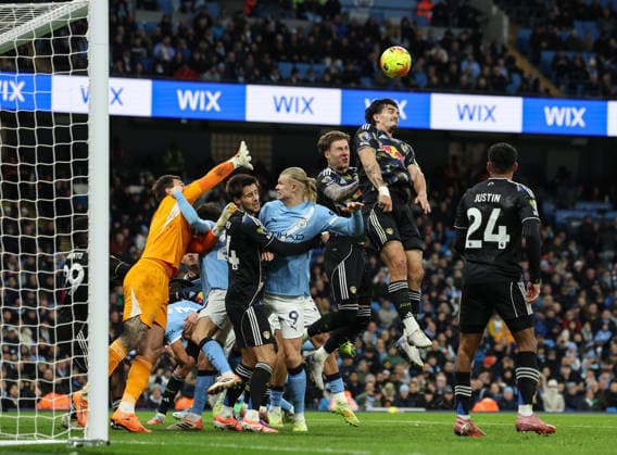 Manchester City v Leeds United, Premier League, Etihad Stadium, Manchester. Times Photographer Bradley Ormesher. 29.11.2025. Manchester City v Leeds United, Premier League, Etihad Stadium, Manchester. Times Photographer Bradley Ormesher. The Leeds defence clears from Erling Harland.  Copyright: xBradleyxOrmesherx NINTCHDBPICT001041914673