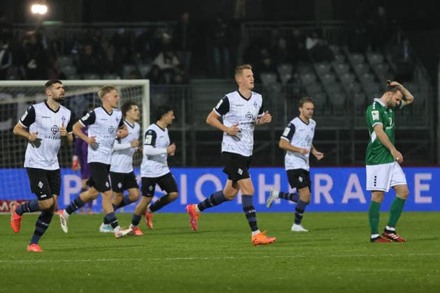29 11 2025, Soccer, Men, 16 Matchday Third League Season 2025 2026 3 League FC Schweinfurt 05 SV Waldhof Mannheim Mannheim cheers after the 1 0 Schweinfurt Riedel Bau Arena in Sachs Stadio Bayern Unterfranken Germany