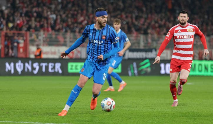 Julian Niehues with head bandage Turban on the ball Single image Crop action Sport Football Soccer Bundesliga Men DFL 12 Matchday Season 2025 2026 29 11 2025 1 FC Union Berlin FCU vs 1 FC Heidenheim FCH DFL regulations prohibit any use of photographs as image sequences and or quasi video