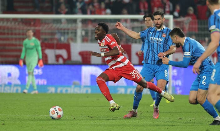 re Marnon Busch fouls Derrick Köhn on the ball duel Match scene Action Sport Football Soccer Bundesliga Men DFL 12 Matchday Season 2025 2026 29 11 2025 1 FC Union Berlin FCU vs 1 FC Heidenheim FCH DFL regulations prohibit any use of photographs as image sequences and or quasi video