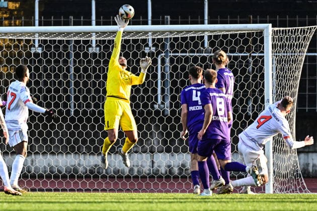 Regionalliga Bayern Schwaben Augsburg vs FC Bayern München II, 28 11 2025 Iason Drobny TSV Schwaben Augsburg, 1 has to stretch hard after Michael Scotts header FC Bayern II,17 , Augsburg, 28 11 2025 20 Matchday of the Regionalliga Bayern, Schwaben Augsburg vs FC Bayern München II, Augsburg Rosenaustadion Copyright: xBEAUTIFULxSPORTS Märklx