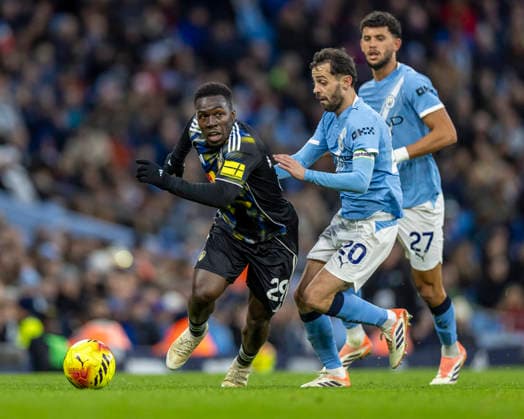 29th November 2025; Etihad Stadium, Manchester, Lancashire, England; Premier League Football, Manchester City versus Leeds United; Wilfried Gnonto of Leeds United under pressure from Bernardo Silva of Manchester City  TimxWilliams