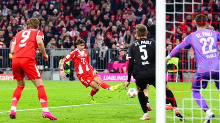 Tom Bischof 20, FC Bayern München beim Spiel zwischen FC Bayern München v FC St Pauli, Fußball, Herren, Bundesliga, 2025 2026, 12 Spieltag am 29 11 2025 in München, Allianz Arena DFL and DFB regulations prohibit any use of photographs as image sequences and or quasi video Bayern Deutschland