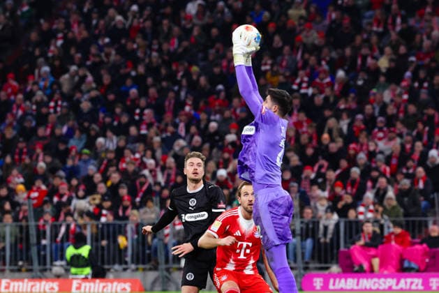 Hauke Wahl 5, FC St Pauli , Harry Kane 9, FC Bayern München and Nikola Vasilj 22, FC St Pauli at the match between FC Bayern München v FC St Pauli, Football, Men, Bundesliga, 2025 2026, Matchday 12 on 29 11 2025 in Munich, Allianz Arena DFL and DFB regulations prohibit any use of photographs as image sequences and or quasi video Bayern Germany