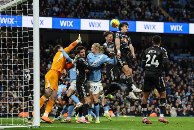 Manchester City v Leeds United, Premier League, Etihad Stadium, Manchester. Times Photographer Bradley Ormesher. 29.11.2025. Manchester City v Leeds United, Premier League, Etihad Stadium, Manchester. Times Photographer Bradley Ormesher. The Leeds defence clears from Erling Harland.  Copyright: xBradleyxOrmesherx NINTCHDBPICT001041914891