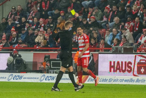 Soccer, Men, Season 2025 2026, 1 Bundesliga 12 Matchday , 1 FC Union Berlin 1 FC Heidenheim, Referee Patrick Ittrich Hamburg shows Rani Khedira 1 FC Union Berlin the yellow card, 29 11 2025, Copyright: xMatthiasxKochx