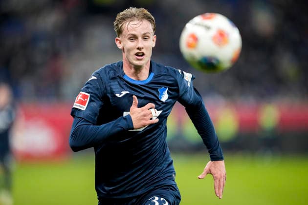 Max Moerstedt Hoffenheim, 33 , on the ball, single image, single photo, action, action, 29 11 2025, Sinsheim Germany , Soccer, Bundesliga, TSG 1899 Hoffenheim FC Augsburg, DFB DFL REGULATIONS PROHIBIT ANY USE OF PHOTOGRAPHS AS IMAGE SEQUENCES AND OR QUASI VIDEO xozx