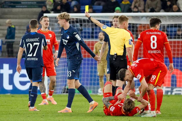 Max Moerstedt TSG Hoffenheim, 33 gets yellow card from referee Christian Dingert , Germany, Soccer, 1 Bundesliga, Matchday 12, 2025 2026, TSG Hoffenheim vs FC Augsburg, 29 11 2025, PreZero Arena, Sinsheim, Germany Sinsheim PreZero Arena Baden Württemberg Germany Copyright: xGrantxHubbsx