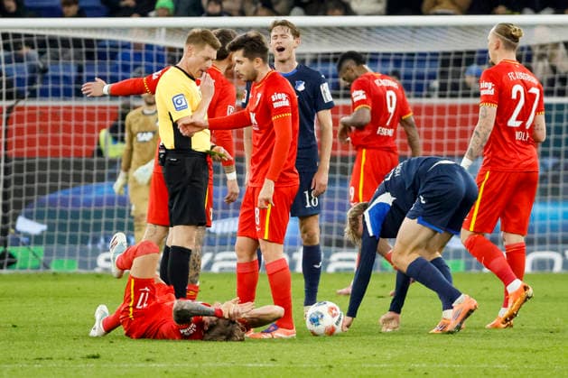 Kristijan Jakic FC Augsburg, 17 injured on the ground , Germany, Football, 1 Bundesliga, Matchday 12, 2025 2026, TSG Hoffenheim vs FC Augsburg, 29 11 2025, PreZero Arena, Sinsheim, Germany Sinsheim PreZero Arena Baden Württemberg Germany Copyright: xGrantxHubbsx