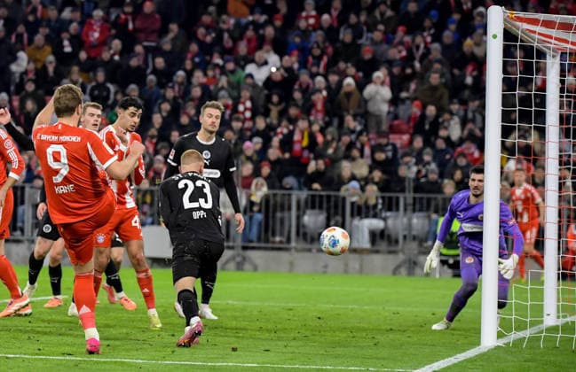 29 11 2025, xemx, Soccer 1 Bundesliga, FC Bayern Muenchen FC St Pauli v l Harry Kane FC Bayern Muenchen goal shot and Nikola Vasilj FC St Pauli with parade on the line DFL DFB REGULATIONS PROHIBIT ANY USE OF PHOTOGRAPHS as IMAGE SEQUENCES and or QUASI VIDEO Muenchen