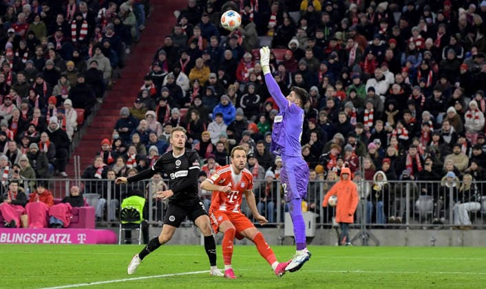 29 11 2025, xemx, Football 1 Bundesliga, FC Bayern Muenchen FC St Pauli v l Hauke Wahl FC St Pauli , Harry Kane FC Bayern Muenchen , Nikola Vasilj FC St Pauli Zweikampf, Aktion, action, battle for the ball DFL DFB REGULATIONS PROHIBIT ANY USE OF PHOTOGRAPHS as IMAGE SEQUENCES and or QUASI VIDEO Muenchen
