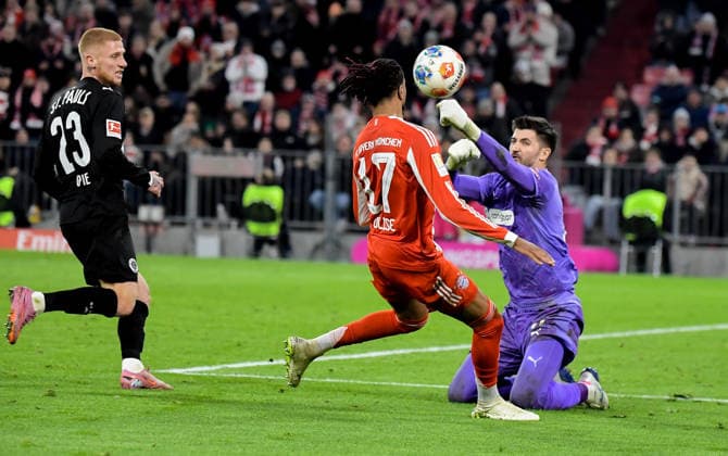 29 11 2025, xemx, Football 1 Bundesliga, FC Bayern Muenchen FC St Pauli v l Michael Olise FC Bayern Muenchen , Nikola Vasilj FC St Pauli Zweikampf, Aktion, action, battle for the ball DFL DFB REGULATIONS PROHIBIT ANY USE OF PHOTOGRAPHS as IMAGE SEQUENCES and or QUASI VIDEO Muenchen