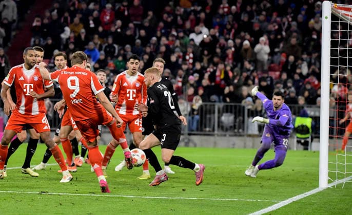 29 11 2025, xemx, Soccer 1 Bundesliga, FC Bayern Muenchen FC St Pauli v l Harry Kane FC Bayern Muenchen with shot on goal DFL DFB REGULATIONS PROHIBIT ANY USE OF PHOTOGRAPHS as IMAGE SEQUENCES and or QUASI VIDEO Muenchen