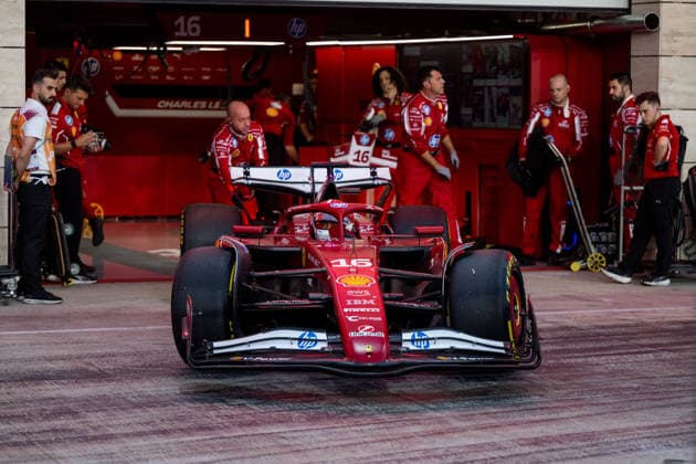 Charles Leclerc Scuderia Ferrari HP, Monaco, 16 in SF 25 drives out of the garage pit into the pit lane, behind him mechanics from his team, QTR, Formula 1 World Championship, Qatar Grand Prix, Lusail International Circuit, sprint race, 29 11 2025 QTR, Formula 1 World Championship, Qatar Grand Prix, Lusail International Circuit, 29 11 2025 Lusail Copyright: xEibner-Pressefoto Memmlerx EP_MMR
