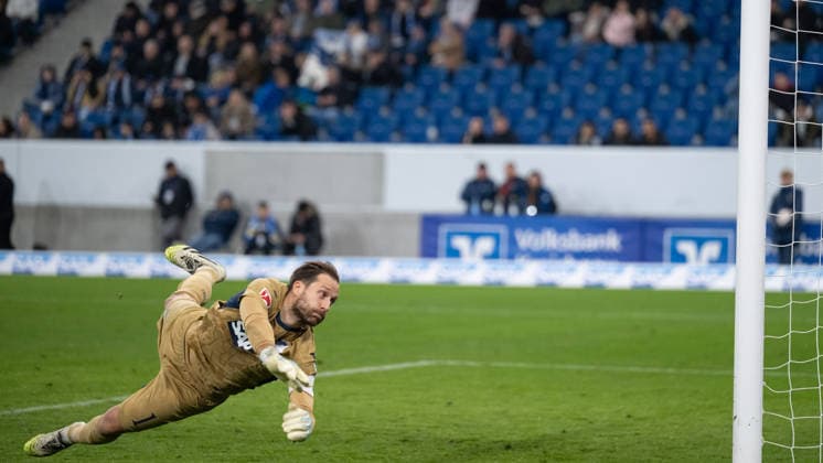 Oliver Baumann TSG 1899 Hoffenheim, 01 on offside goal GER, TSG 1899 Hoffenheim vs FC Augsburg, Football, Men, 1 Bundesliga, Matchday 12, Season 2025 2026, 29 11 2025, DFL DFB REGULATES PROHIBIT ANY USE OF PHOTOGRAPHS AS IMAGE SEQUENCES AND OR QUASI VIDEO, GER, TSG 1899 Hoffenheim vs FC Augsburg, Football, Men, 1 Bundesliga, Matchday 12, Season 2025 2026, 29 11 2025 Sinsheim Copyright: xEibner-Pressefoto WolfgangxFrankx EP_WFK
