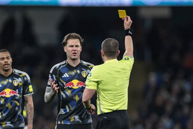 Premier League Manchester City v Leeds United Referee Peter Bankes gives a yellow card to Joe Rodon of Leeds United during the Premier League match Manchester City vs Leeds United at Etihad Stadium, Manchester, United Kingdom, 29th November 2025 (Photo by Mark Cosgrove News Images) Manchester Etihad Stadium Manchester United, ManU Kingdom Copyright: xMarkxCosgrove NewsxImagesx