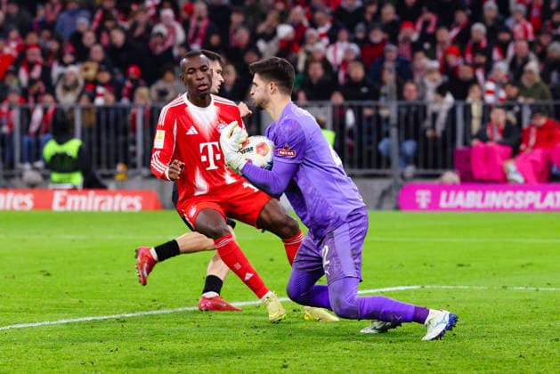 Nikola Vasilj 22, FC St Pauli , in front of Nicolas Jackson 11, FC Bayern München at the match between FC Bayern München v FC St Pauli, Football, Men, Bundesliga, 2025 2026, Matchday 12 on 29 11 2025 in Munich, Allianz Arena DFL and DFB regulations prohibit any use of photographs as image sequences and or quasi video Bayern Germany