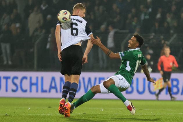 29 11 2025, Football, Men, 16 Matchday Third League Season 2025 2026 3 League FC Schweinfurt 05 SV Waldhof Mannheim From left Niklas Hoffmann SV Waldhof Mannheim, 06 vs Michael Dellinger FC Schweinfurt 05, 10 Schweinfurt Riedel Bau Arena im Sachs Stadio Bayern Unterfranken Germany